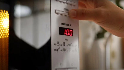 Cuptor cu microunde + Grill MWE 225 G, free- standing, cu 8 meniuri directe (reţete presetate) şi capacitate 20l