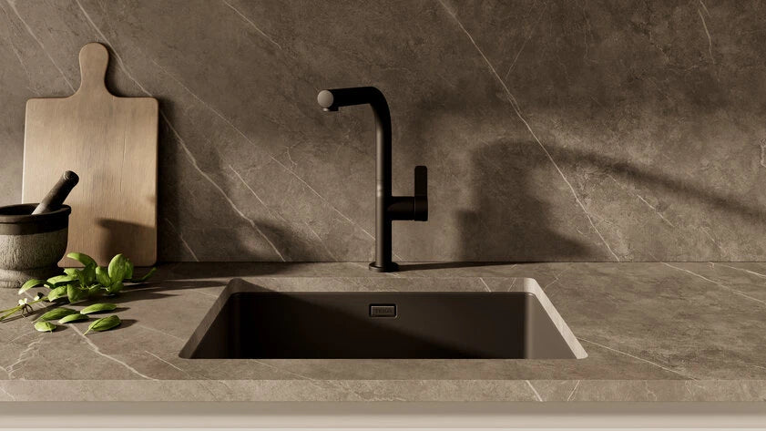 Baterie de bucătărie ecologică UNI 9331 BK, cu monocomandă și extractibilă pentru gura de scurgere înaltă