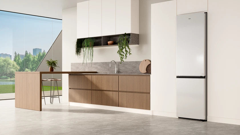 Combina frigorifica Free-Standing RBF 68670 WH, finisaj Alb, Total No Frost, Control Air Flow, Metal Cooling